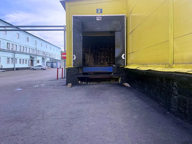 Погрузочные ворота с доклевеллером для отгрузки поставок на маркетплейсы